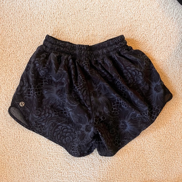 Lululemon Hotty Hot Lined Shorts, Size 4, Tall - Picture 2 of 2